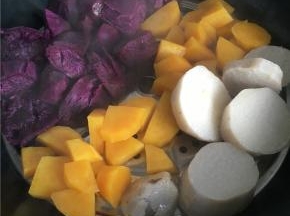 紫薯、红薯、芋头去皮上蒸锅蒸熟