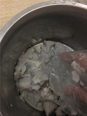 将材料分别碾成泥状，加入木薯粉和糖