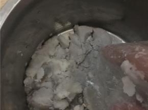 将材料分别碾成泥状，加入木薯粉和糖