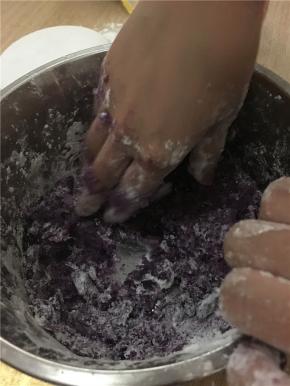 木薯粉用量以最后紫薯等不黏手的状态就可以了，接着搓成条状，切成小丁