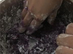 木薯粉用量以最后紫薯等不黏手的状态就可以了，接着搓成条状，切成小丁
