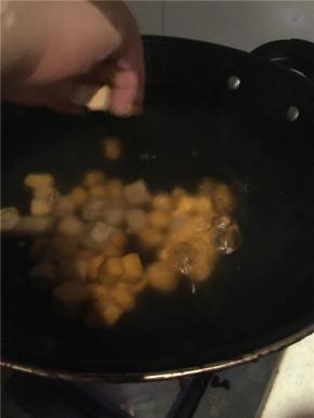 煮一锅开水，分批次下芋圆（紫薯和芋头等分开）