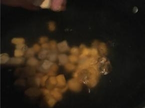 煮一锅开水，分批次下芋圆（紫薯和芋头等分开）