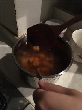 等芋圆浮起后再煮一分钟，捞出浸泡到冷开水内（浸在冷开水里会更Q）