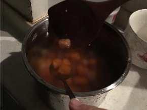 等芋圆浮起后再煮一分钟，捞出浸泡到冷开水内（浸在冷开水里会更Q）
