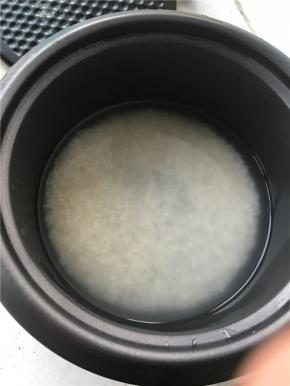 淘米，将米浸泡在水中几分钟，以提升口感。