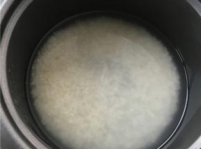 淘米，将米浸泡在水中几分钟，以提升口感。