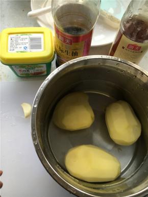 土豆削皮去疤，切成滚刀状小块。