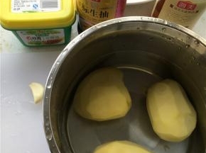 土豆削皮去疤，切成滚刀状小块。