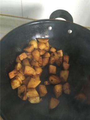 加入豆瓣酱、料酒、生抽、老抽，稍微翻炒一下