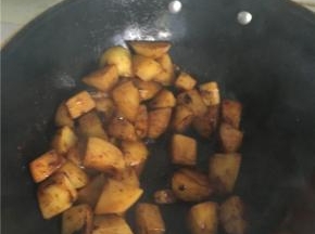 加入豆瓣酱、料酒、生抽、老抽，稍微翻炒一下