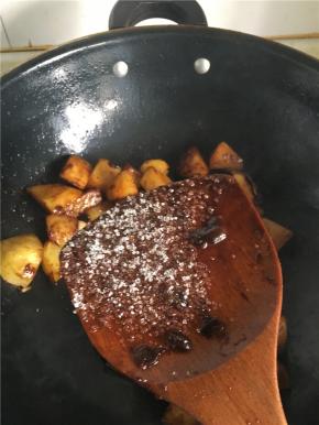 加入糖翻炒上色，关火（土豆还是生的）