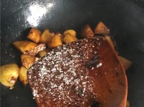 加入糖翻炒上色，关火（土豆还是生的）