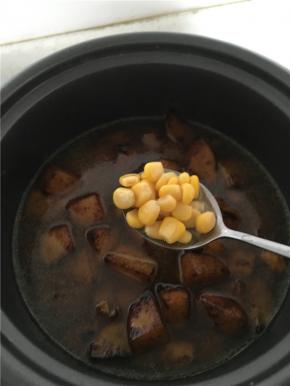 把土豆和玉米粒倒入生米上，像电饭锅平时煮饭一样煮饭即可