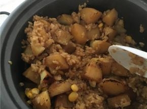 饭煮好后，开盖拌匀土豆和饭，就可以装入便当盒