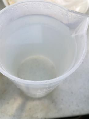 开水6ML倒入锅中（开水直接做会快点，也可以再烧水等水开）