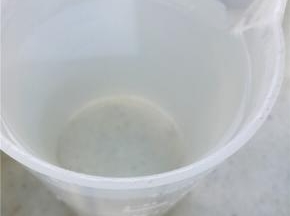 开水6ML倒入锅中（开水直接做会快点，也可以再烧水等水开）