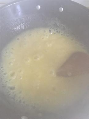 水开后倒入玉米汁，快速搅拌均匀，再次烧开后就可以关火了