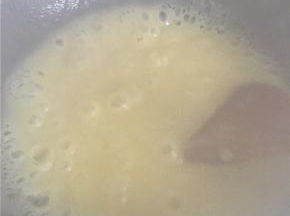 水开后倒入玉米汁，快速搅拌均匀，再次烧开后就可以关火了