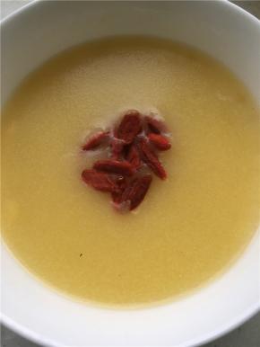 根据个人口味加入适量糖提味，加枸杞子装饰