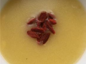 根据个人口味加入适量糖提味，加枸杞子装饰