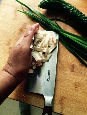 豆腐切块，准备好韭菜段。