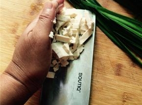 豆腐切块，准备好韭菜段。