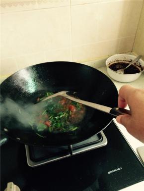 加入食用油，葱姜蒜爆香。然后放西红柿，西红柿炒烂后，放入韭菜，最后，加入豆腐，放入盐、鲜酱油调味。