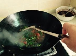 加入食用油，葱姜蒜爆香。然后放西红柿，西红柿炒烂后，放入韭菜，最后，加入豆腐，放入盐、鲜酱油调味。