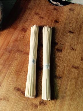 煮好自己喜欢的面条，时间允许的话最好是鲜面条。水开后放面条，加适量盐和鸡精调味。煮熟即可。