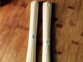 煮好自己喜欢的面条，时间允许的话最好是鲜面条。水开后放面条，加适量盐和鸡精调味。煮熟即可。