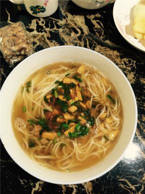 出锅放上浇头。