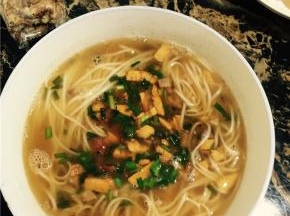 出锅放上浇头。