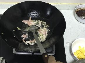 放入拌好的肉丝，迅速翻炒两分钟，加入少许料酒和鲜酱油。