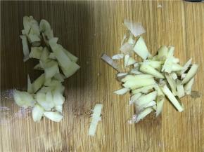 加入食用油，葱姜蒜爆香