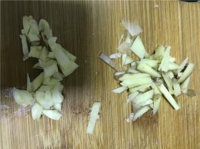 加入食用油，葱姜蒜爆香