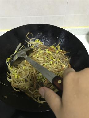 加入豆芽翻炒均匀，可以依旧口味加一小勺辣酱、少许盐翻炒入味。加入泡软的粉条，再加小半碗水。炖至粉条变软，水收干。