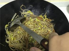加入豆芽翻炒均匀，可以依旧口味加一小勺辣酱、少许盐翻炒入味。加入泡软的粉条，再加小半碗水。炖至粉条变软，水收干。