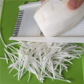 将白萝卜去皮，切丝。