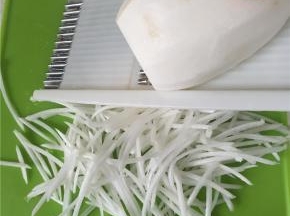 将白萝卜去皮，切丝。