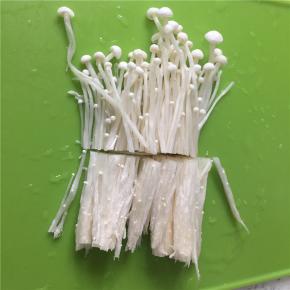 金针菇洗干净，切段。