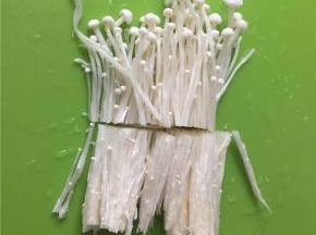 金针菇洗干净，切段。