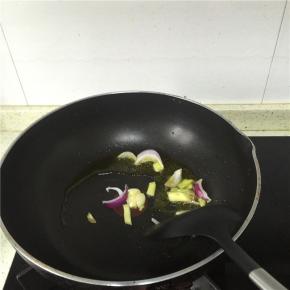 加入洋葱姜蒜爆香
