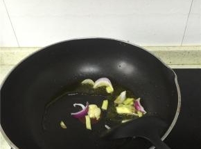 加入洋葱姜蒜爆香