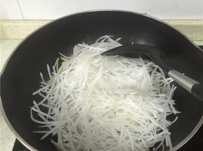 加入萝卜丝翻炒2分钟左右，加入少许料酒。