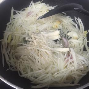 加入金针菇，少许盐翻炒入味。