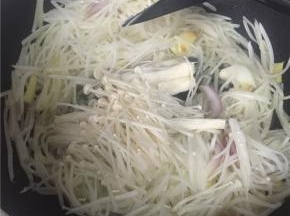 加入金针菇，少许盐翻炒入味。