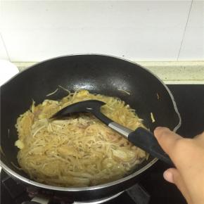 放入蚝油，使其变得鲜美上色。