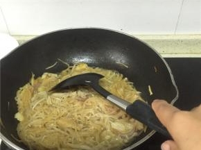 放入蚝油，使其变得鲜美上色。