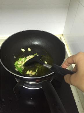 加入葱姜蒜爆香